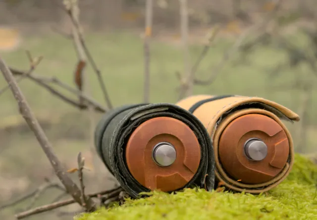 Two Rollgut on moss, facing the brand