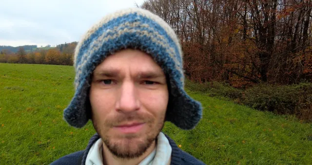 Portrait of Thomas Sommer, standing on a field in autumn