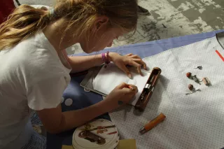 A little girl drawing in Rollgut on a fair