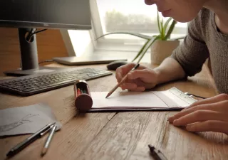 Sabrina painting in Rollgut on her desk at home